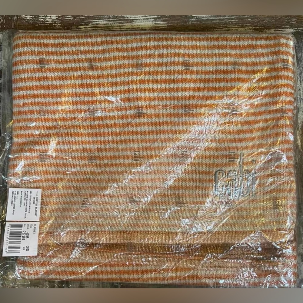 cabi #4398 Ombré Blanket O/S. NIB.